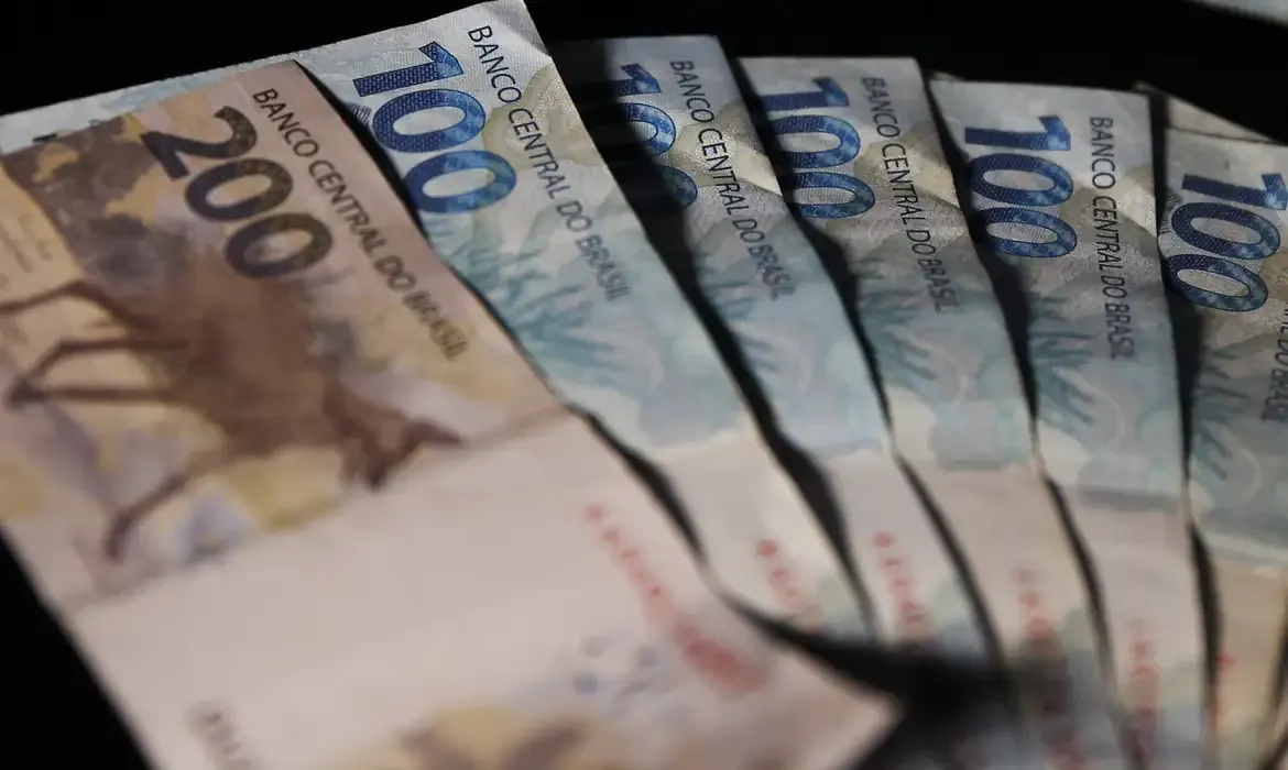 Renda média das famílias chega a R$ 2.264 e é recorde em 2025