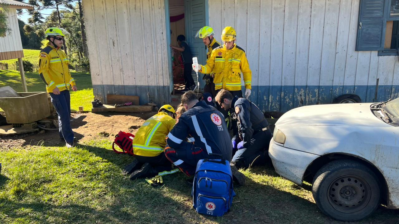SAER-Fron e SAMU prestam socorro aeromédico após tombamento de trator no Oeste