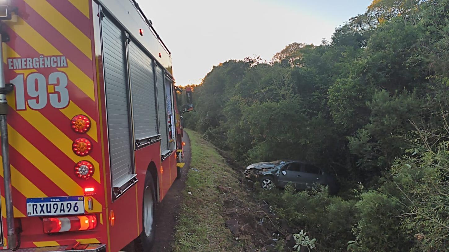 Saída de pista e capotamento de veículo deixa duas vítimas na BR-280