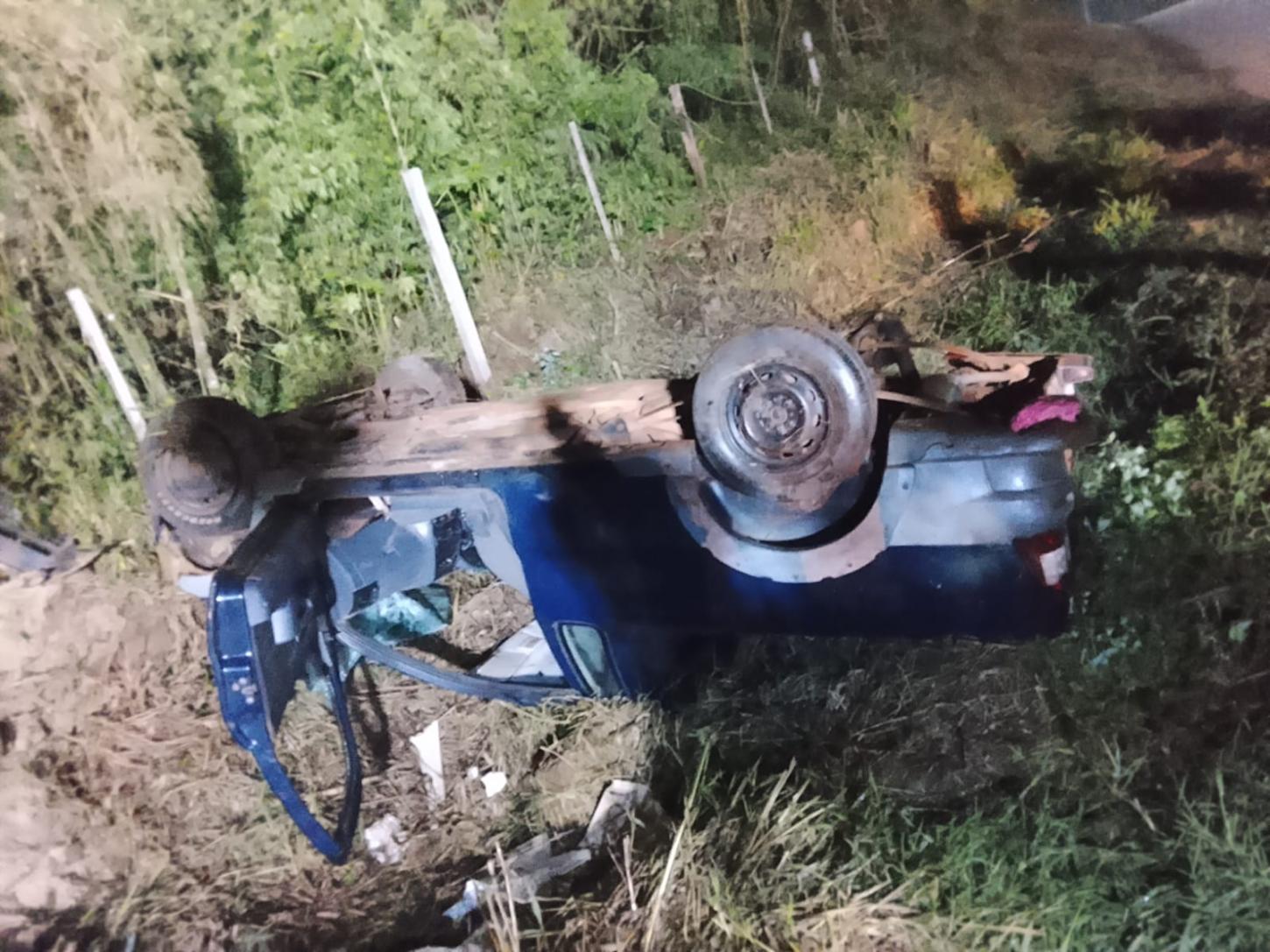 Saída de pista seguida de capotamento deixa duas vítimas uma delas encarcerada em São Domingos