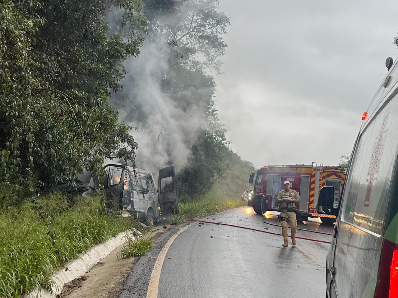 Van da Secretaria de Saúde de São Domingos pega fogo após colisão com outro veículo de passeio na SC-480
