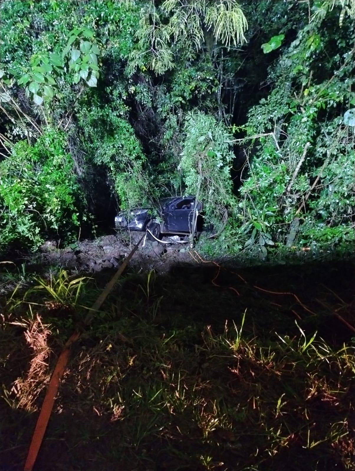 Veículo cai em barranco de 5etros e condutor fica encarcerado na BR-158 no Oeste de SC
