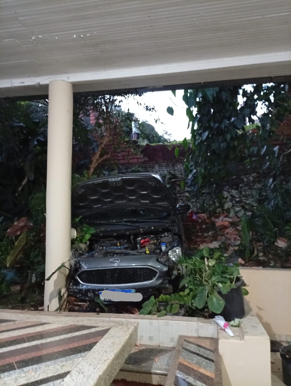 VEÍCULO COM 04 IDOSAS DE 72 A 77 ANOS SAI DA PISTA E PARA AO COLIDIR EM FIGA DE RESIDÊNCIA NO OESTE DE SC