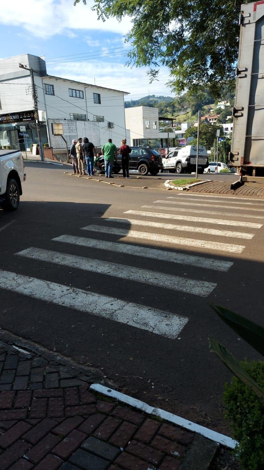 Vítima encaminhada ao hospital após colisão traseira de veículo em moto no centro de Quilombo