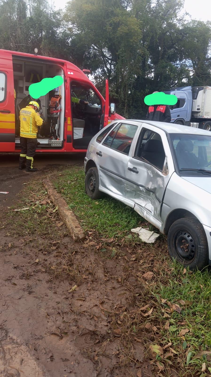 Bombeiros atendem a colisão entre veículos na Linha São José no Oeste de Santa Catarina