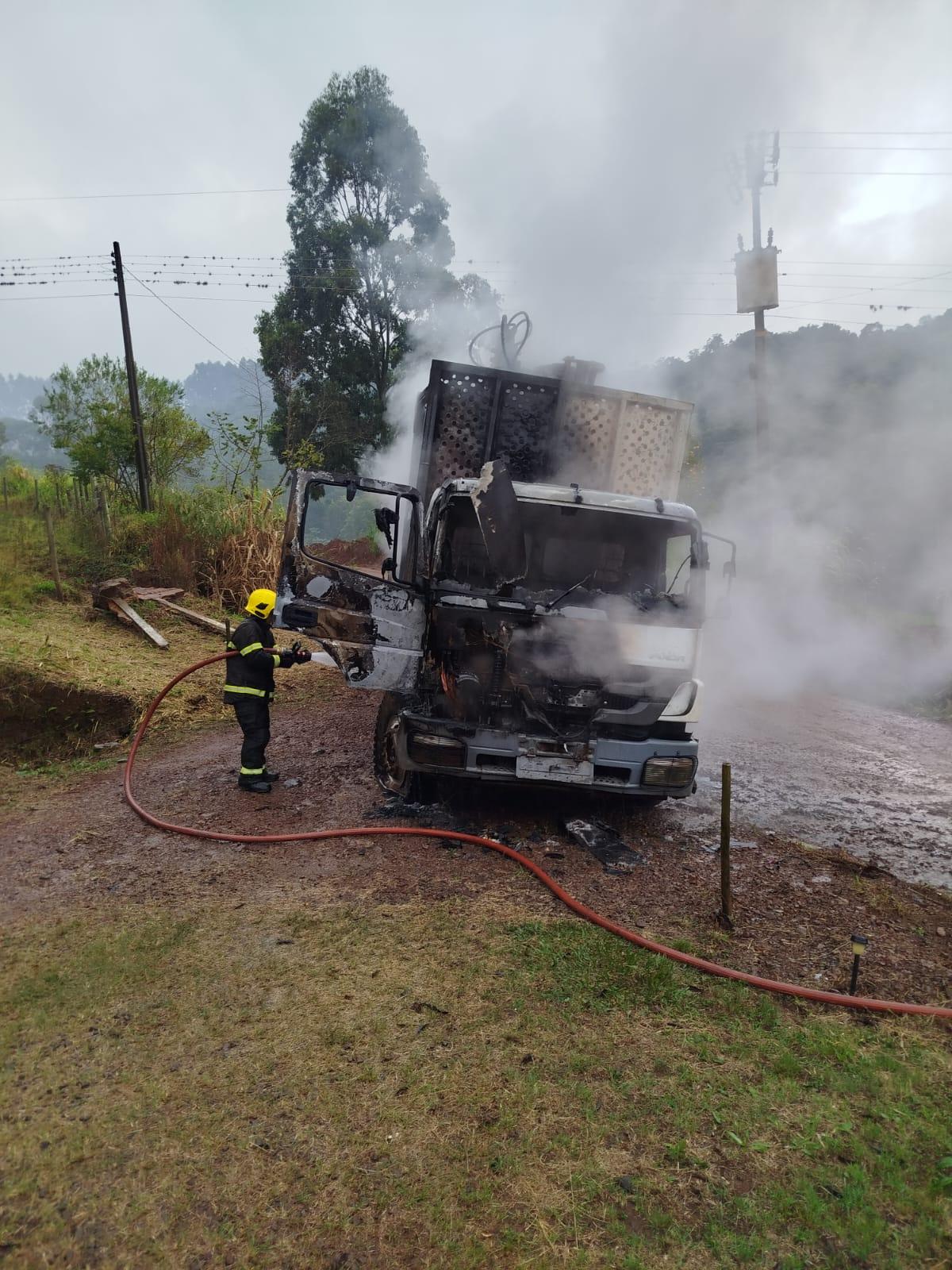 Caminhão fica destruído por incêndio na SC-158 em Novo Horizonte/SC