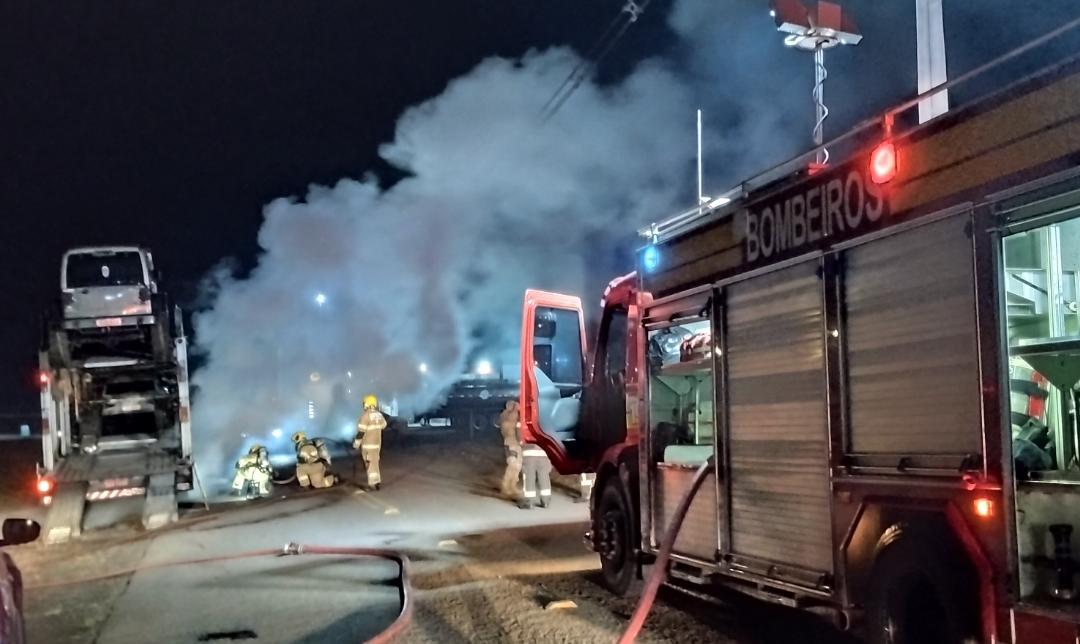Carreta cegonha pega fogo na BR-282 em Xanxerê
