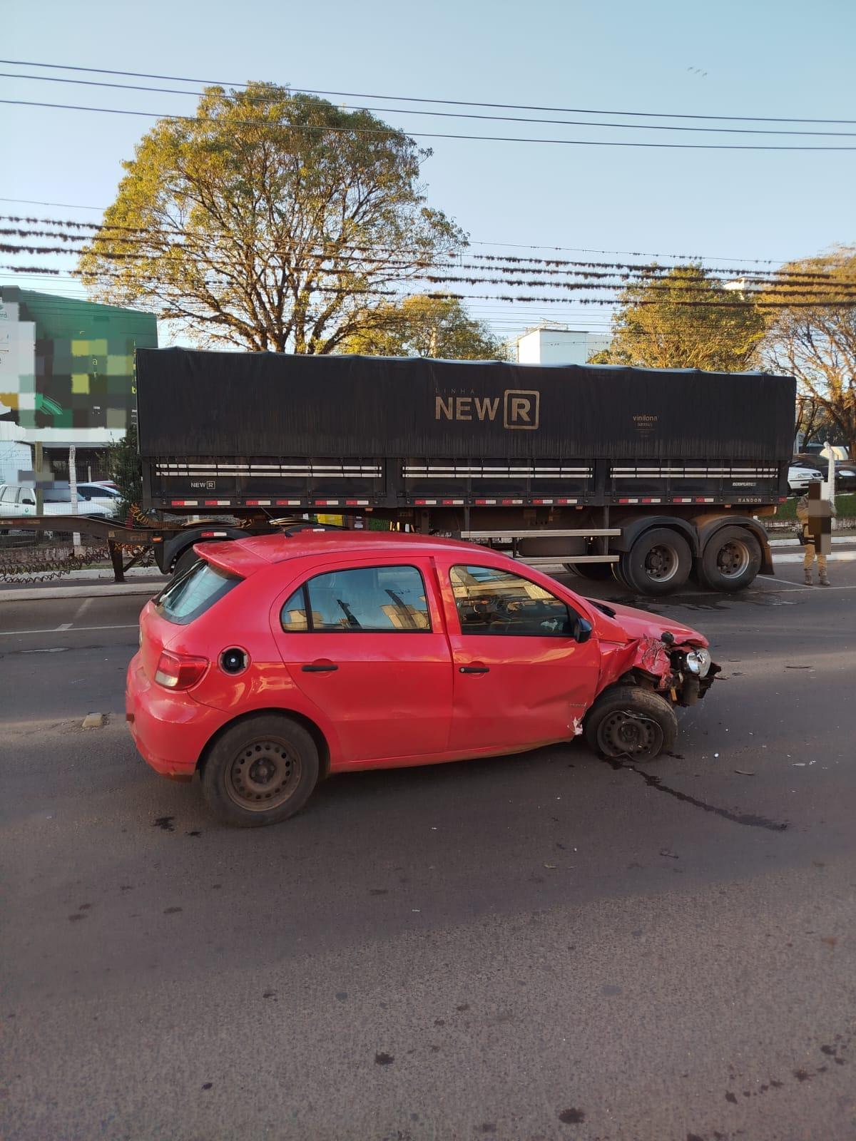 Colisão entre carro e carreta na Avenida Maravilha Bairro Floresta no município Maravilha-SC