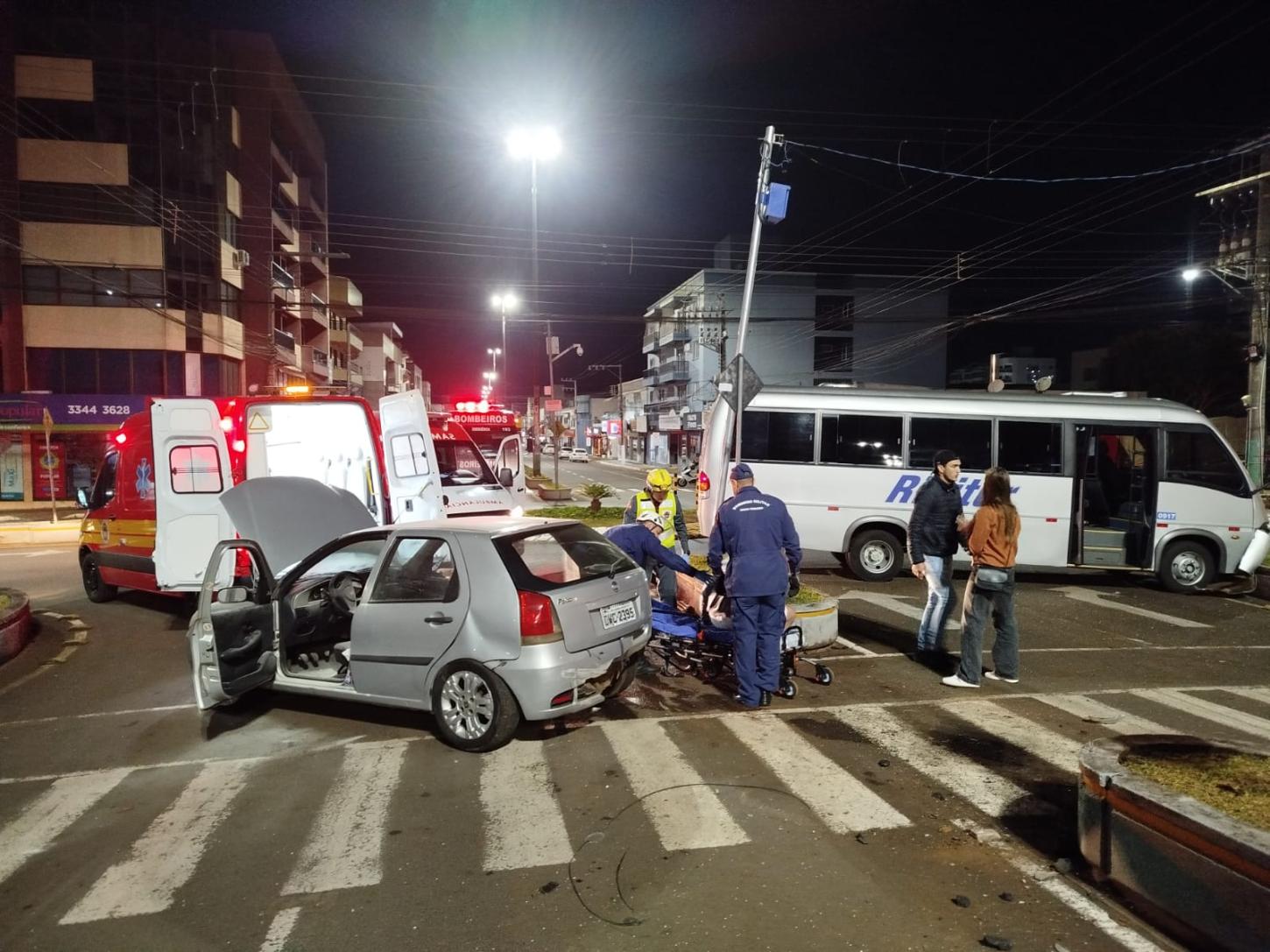 Colisão entre Veículo de passeio e micro-ônibus deixa feridos em São Lourenço do Oeste