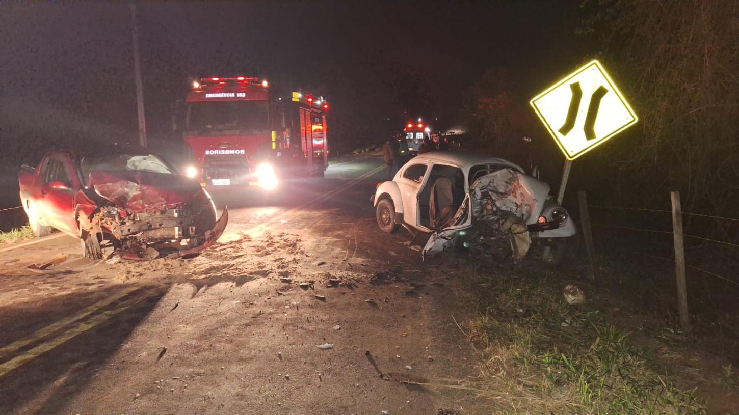 Colisão entre veículo Strada e Veículo Fusca deixa vítimas uma encarcerada em Entre Rios