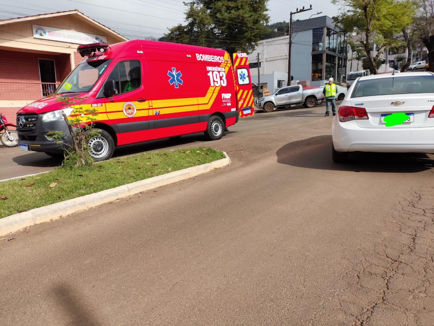 Colisão lateral moto e carro na Rua Santo Ângelo em frente a Escola Jurema Savi Milanez em Quilombo/SC