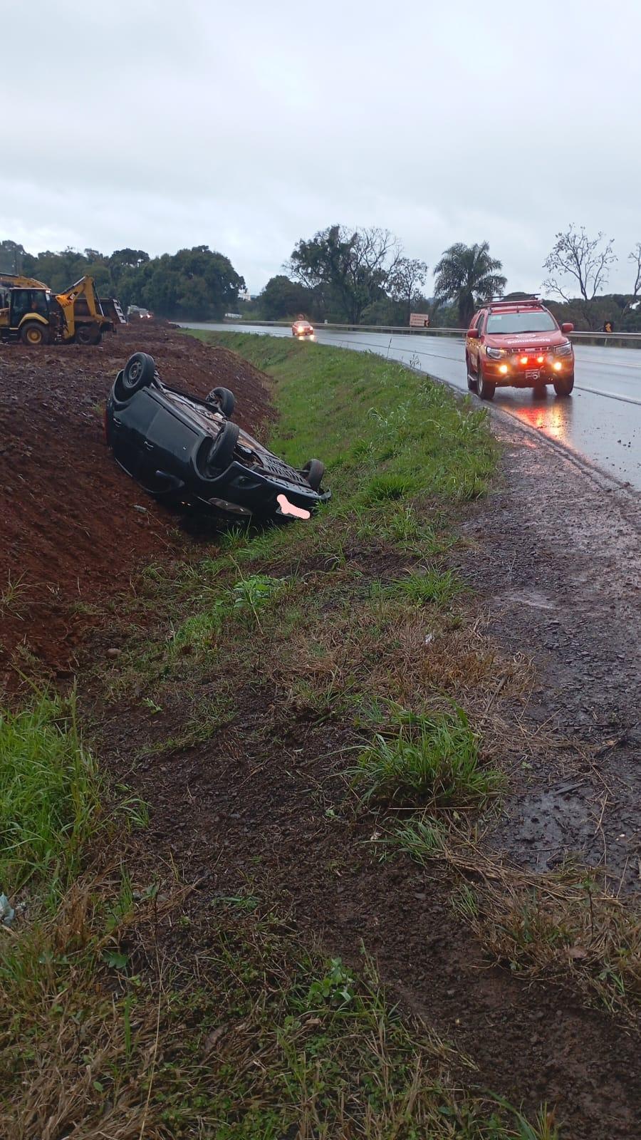 Feminina é encaminhada ao hospital após capotar o carro na BR-158 em Cunha Porã