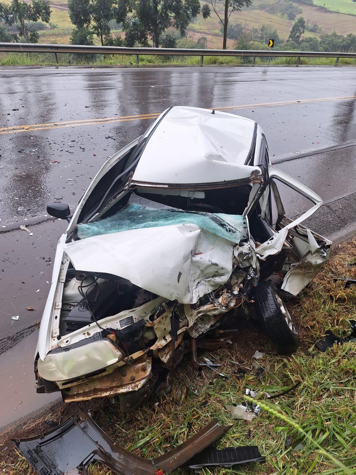 Grave acidente entre carro e carreta deixa motorista de 21 anos encarcerado na SC-160 em Saltinho/SC
