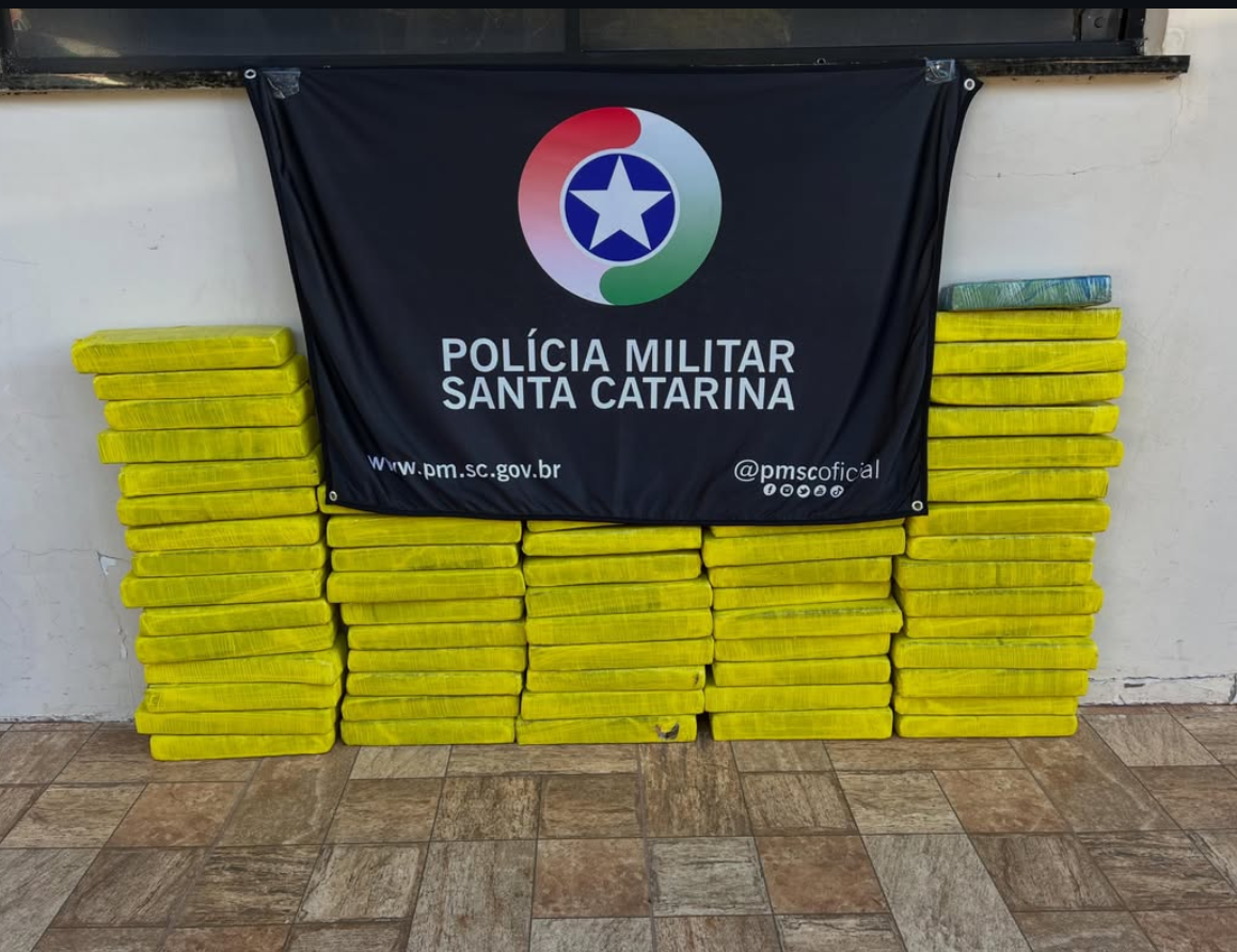 HOMEM É PRESO EM FLAGRANTE PELOS CRIMES DE TRÁFICO DE DROGAS, DIREÇÃO PERIGOSA, DESOBEDIÊNCIA E RESISTÊNCIA EM JUPIÁ.