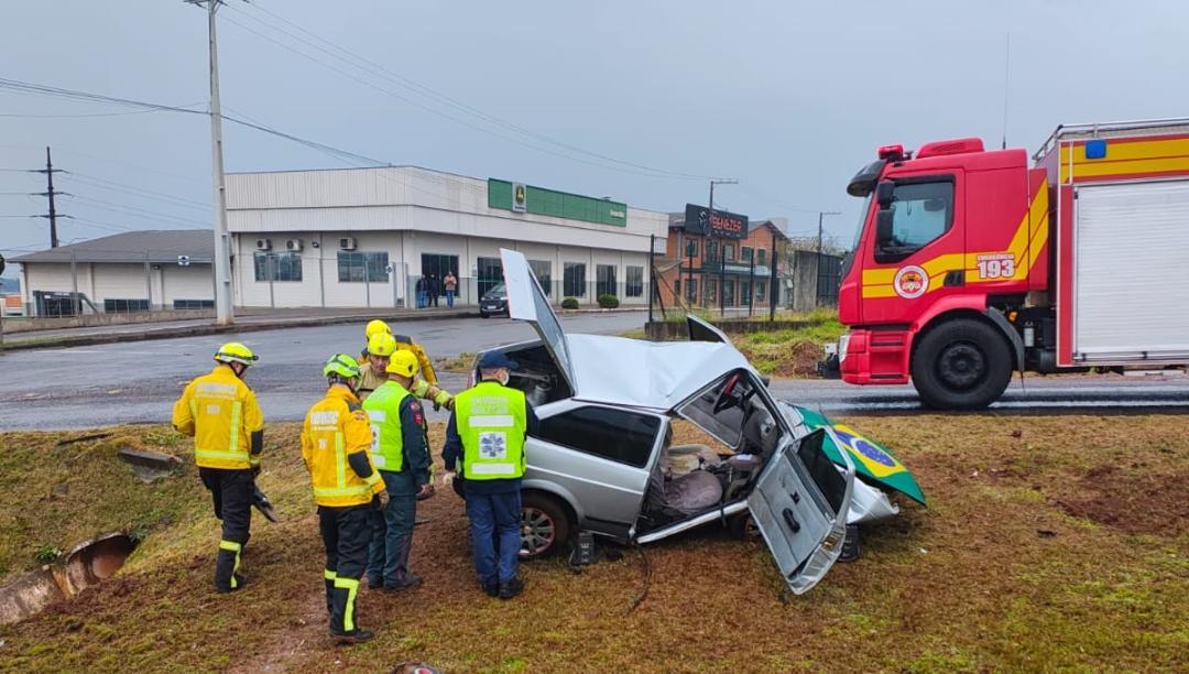 Masculino de 28 anos tem várias lesões e suspeita de TCE ao perder controle de veículo e bater em objeto fixo na BR-282