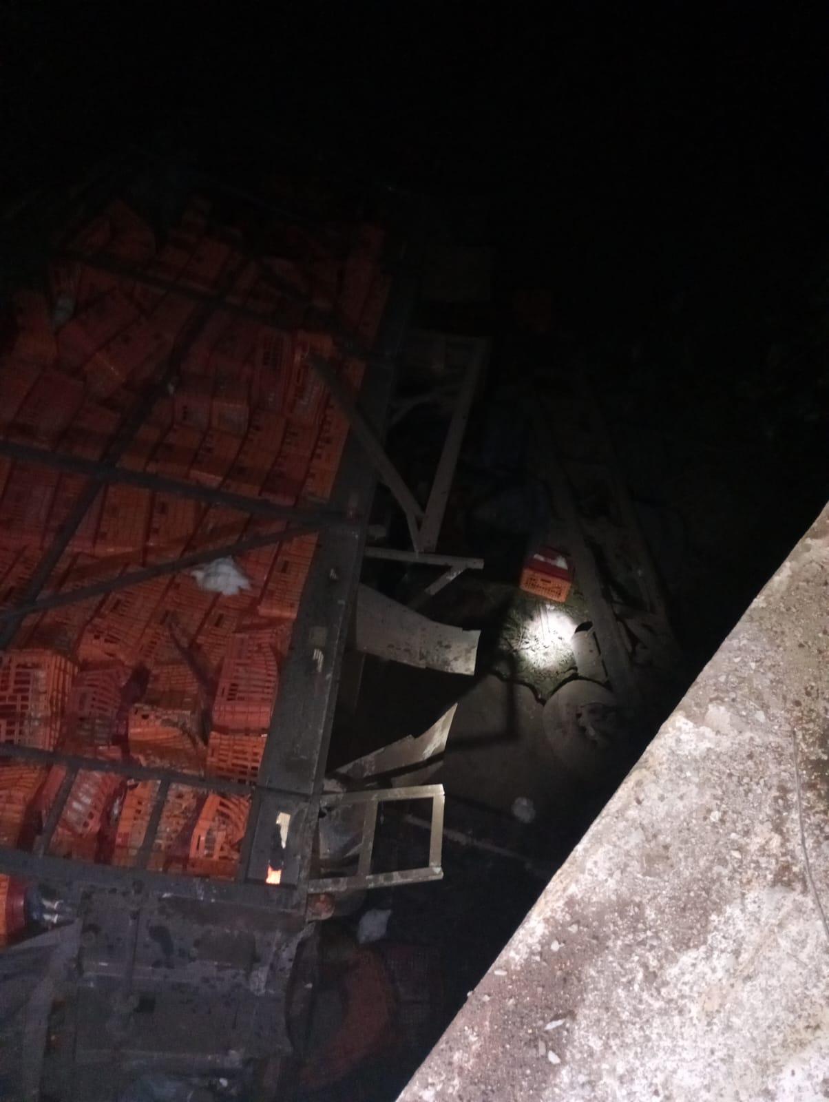 Motorista de caminhão de aves tem varias fraturas ao cair de ponte com caminhão no Oeste de SC