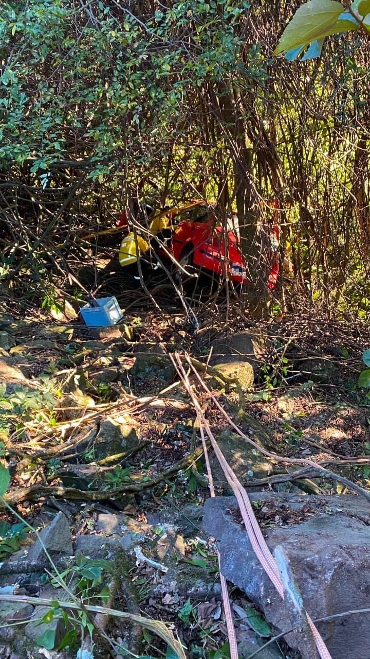 Motorista fica encarcerado ao perde o controle de veículo e cair em um barranco de aproximadamente 40metros no Oeste de SC