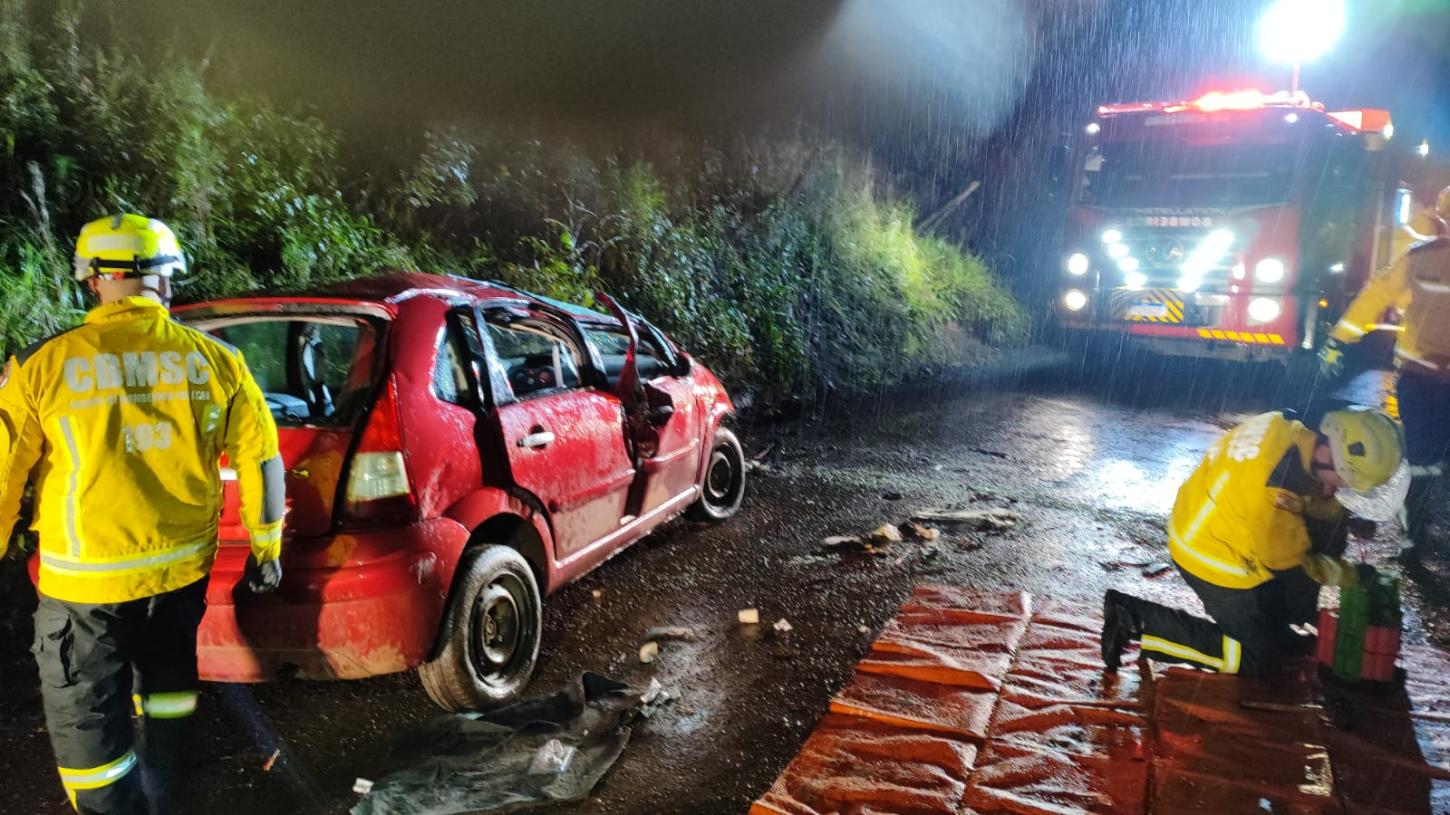 Motorista perde controle de veículo e colide em barranco na Linha Caravaggio em Chapecó