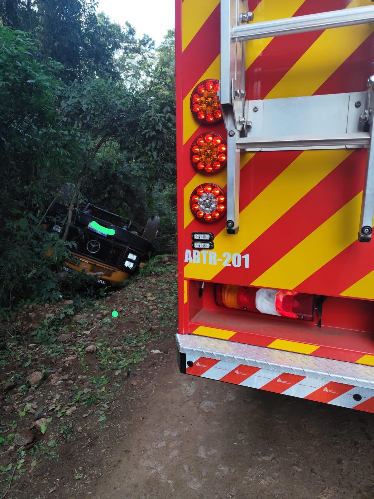 Motorista perde o controle de caminhão e caiu em barranco na Linha Sete de Setembro no município de Irati/SC