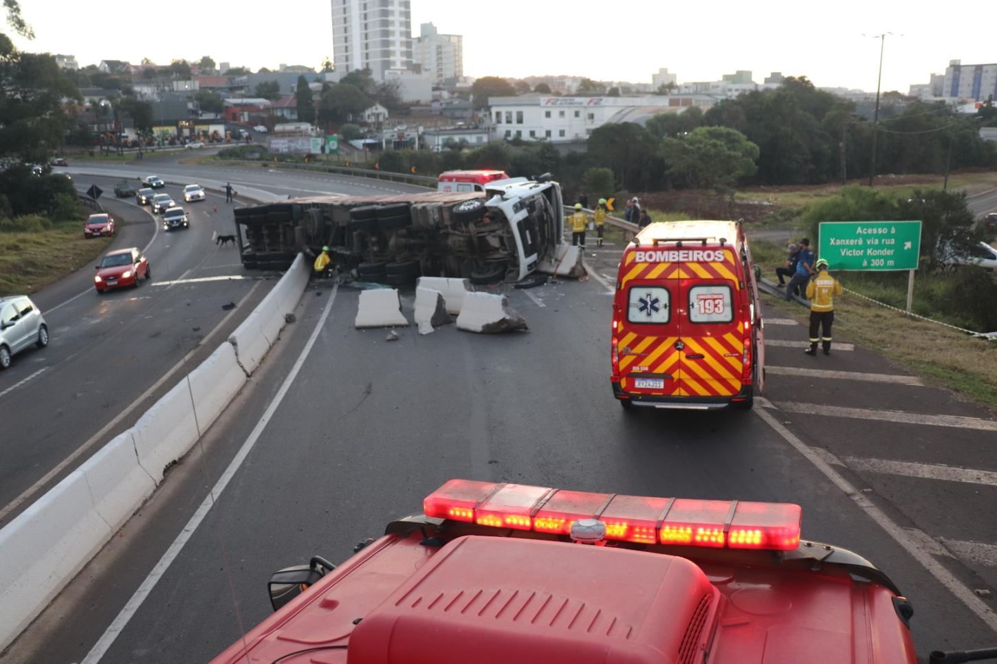 Motorista perde o controle de carreta e tomba sobre a pista na BR-282 em Xanxerê