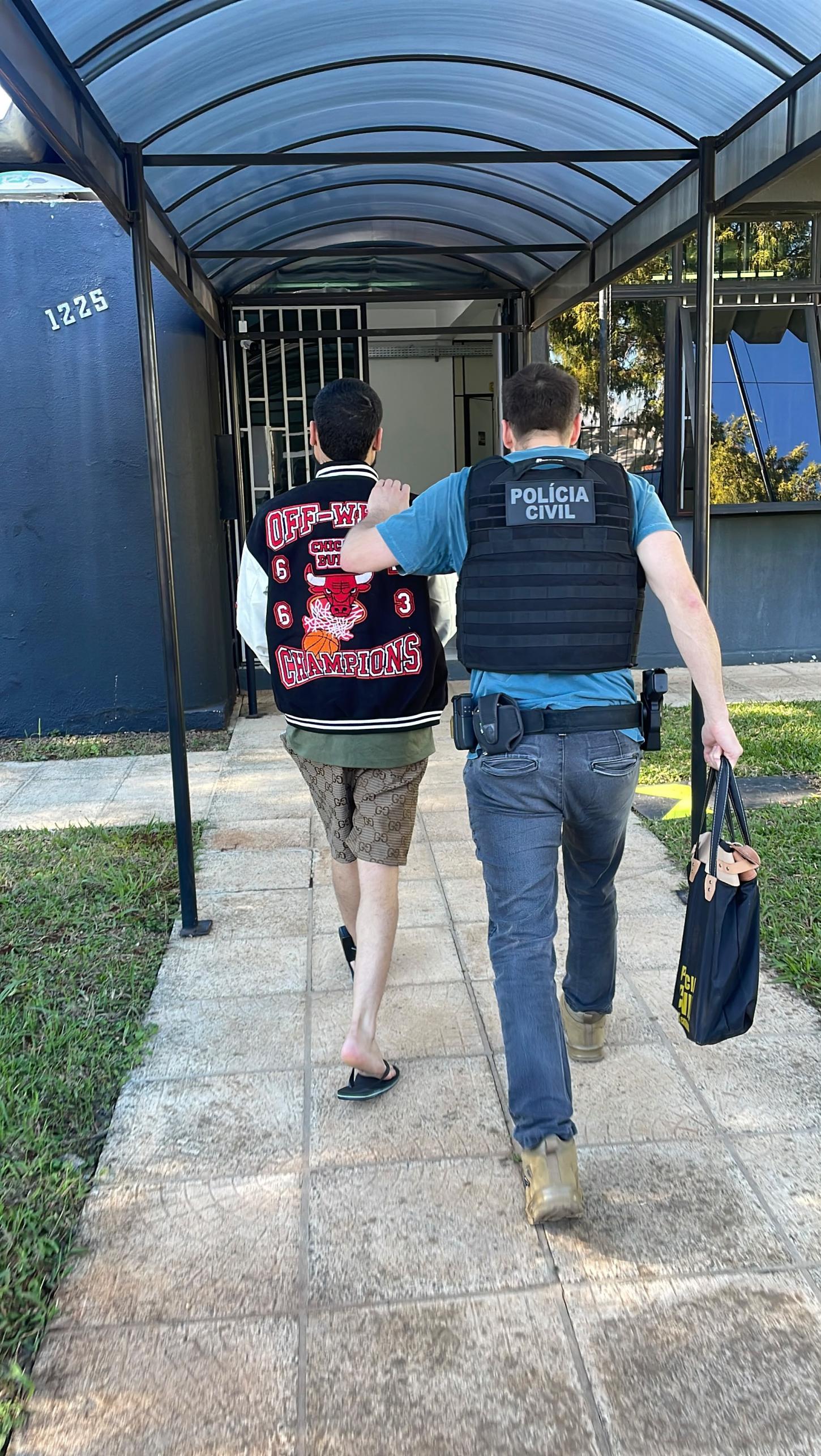 POLÍCIA CIVIL QUEBRA O 'ENCANTO' E PRENDE HOMEM DAS REDES SOCIAIS APÓS COVARDE SESSÃO DE AGRESSÕES NO OESTE