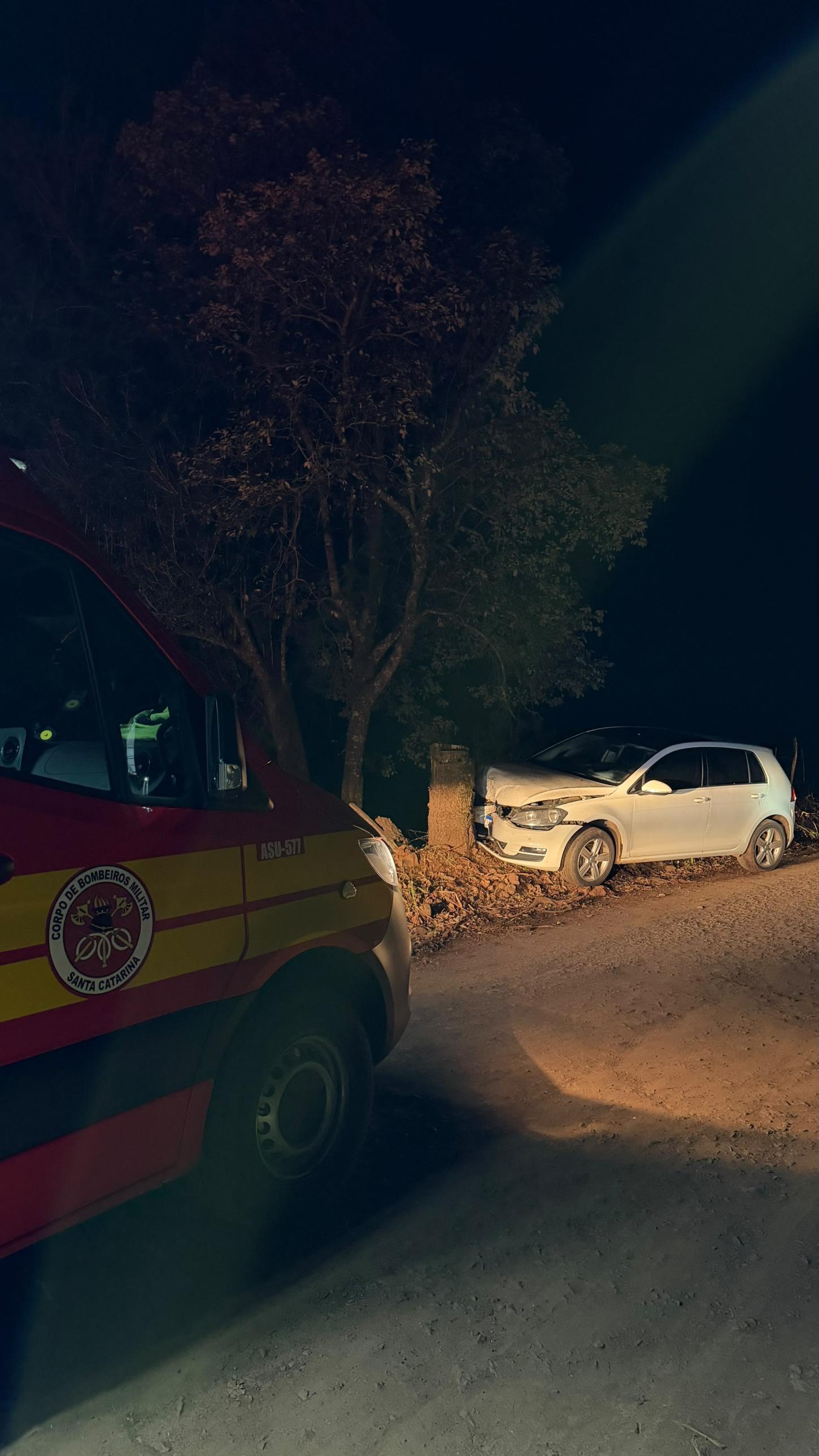 Quilombo: Masculino de 42 anos perde o controle e veículo e colide em árvore na Linha Vista Alegre