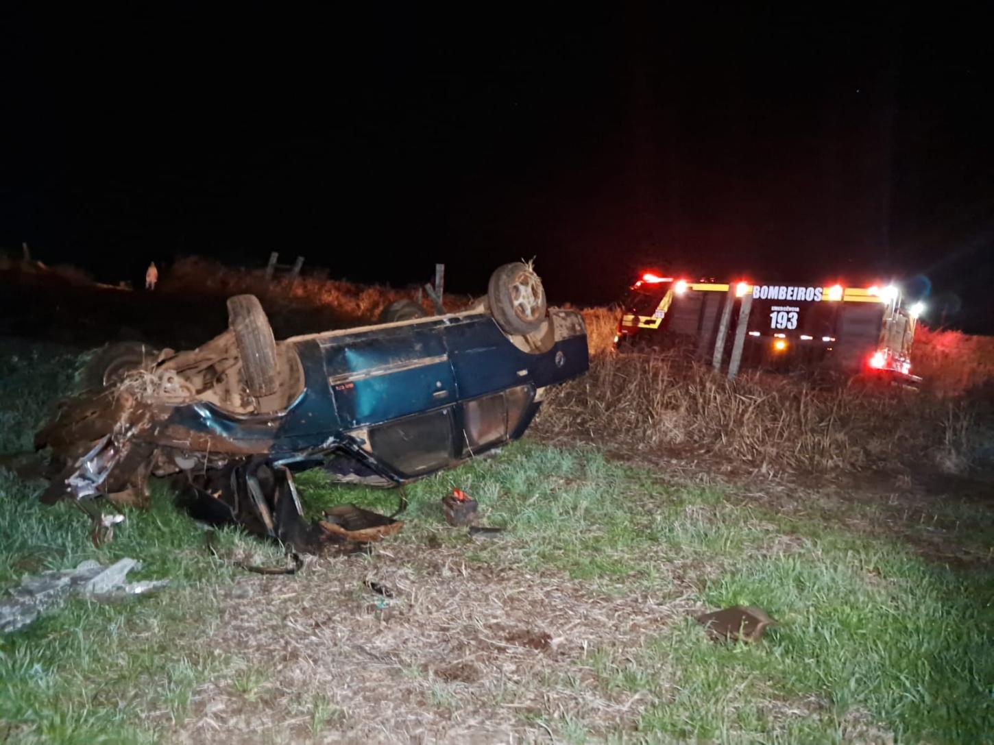 Saída de pista e capotamento deixa duas vítimas na SC-305