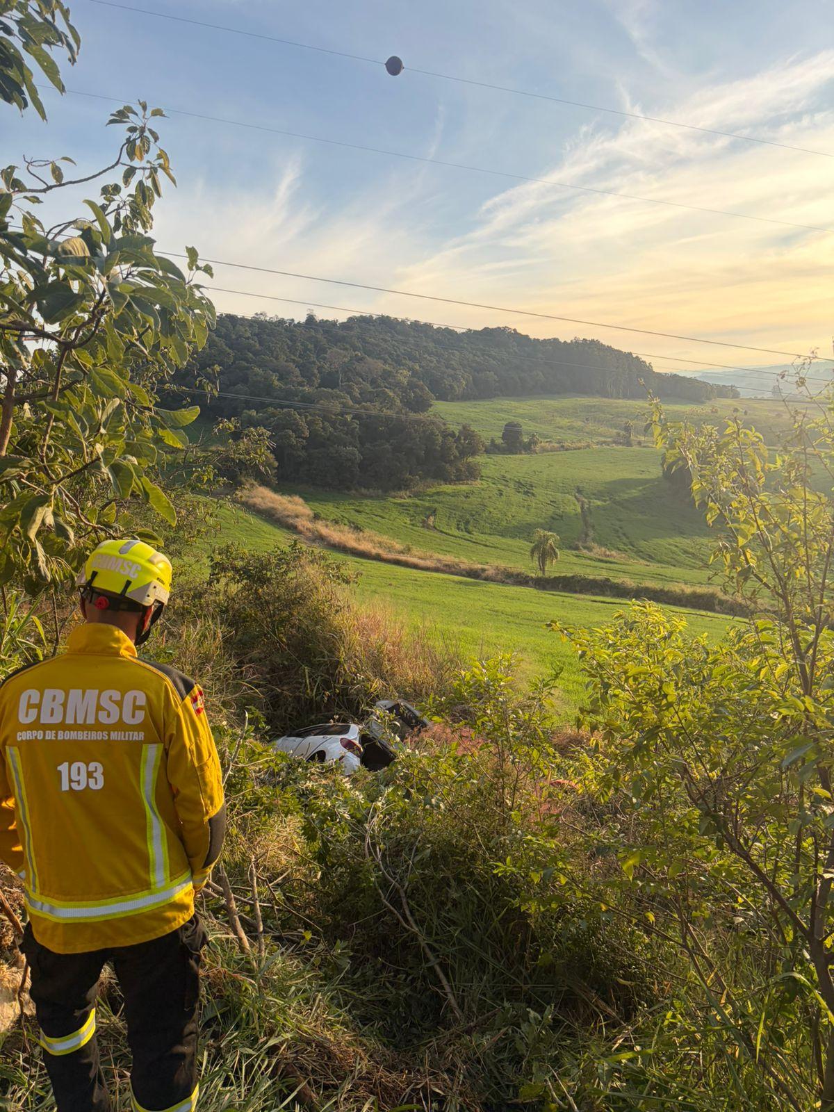Saída de pista e queda em barranco de veículo deixa dois idosos feridos na SC-479 em Ipuaçu/SC