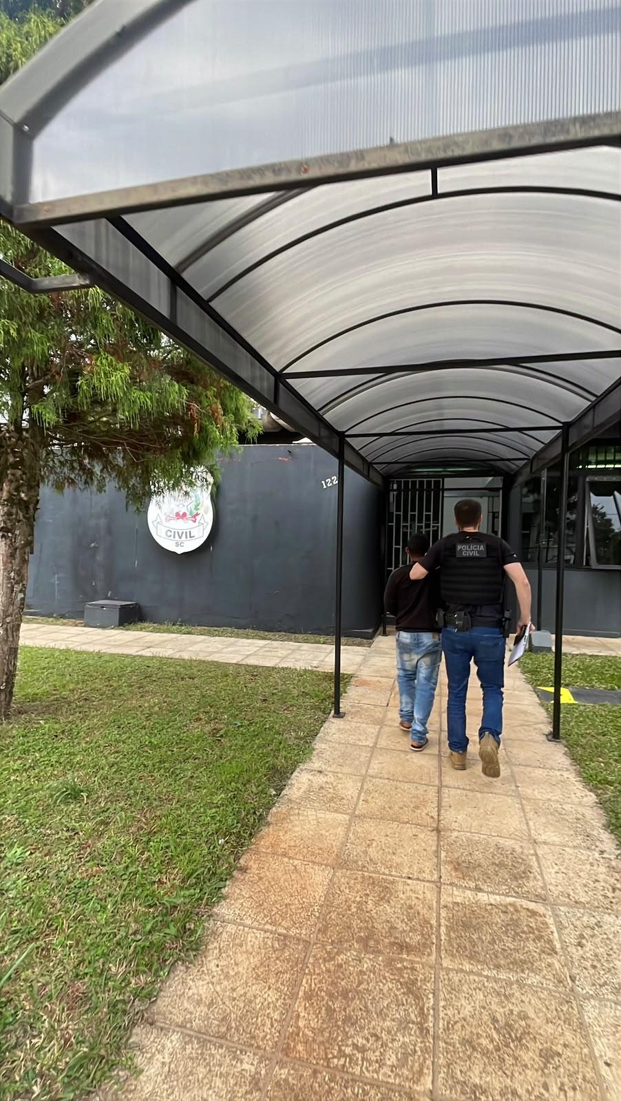 SÃO LOURENÇO DO OESTE – VIOLÊNCIA DOMÉSTICA: POLÍCIA CIVIL PRENDE HOMEM POR DESCUMPRIMENTO DE MEDIDA PROTETIVA E OUTROS CRIMES CONTRA EX-COMPANHEIRA