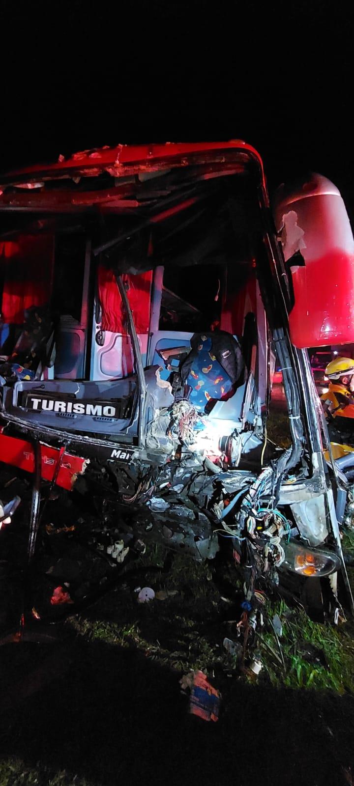 Acidente entre um ônibus e uma carreta deixa motoristas presos as ferragens e vários passageiros feridos na BR-480 em Nonoaí/RS