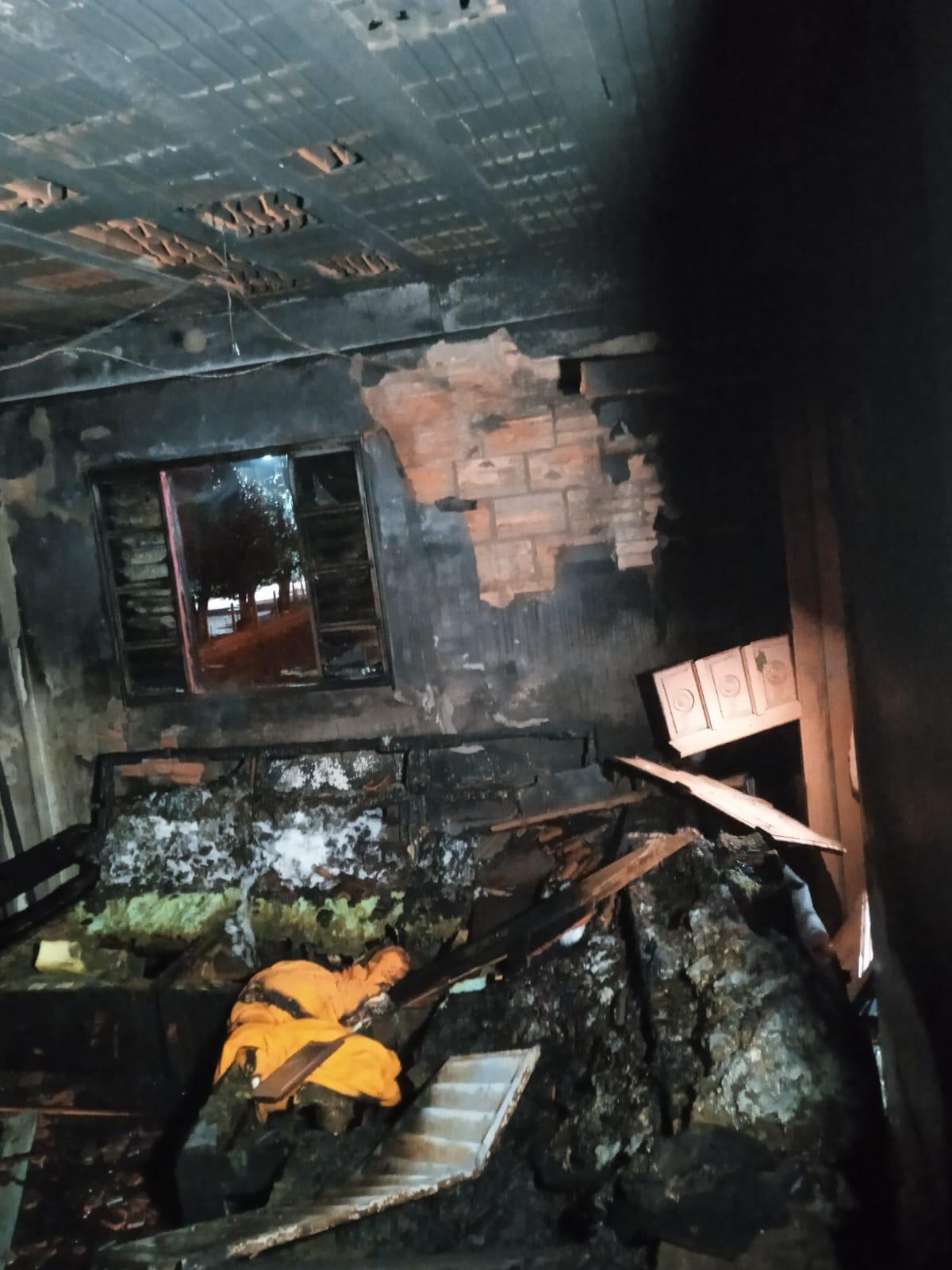 Bombeiros atendem ocorrência de incêndio em edificação residencial multifamiliar no município de Seara