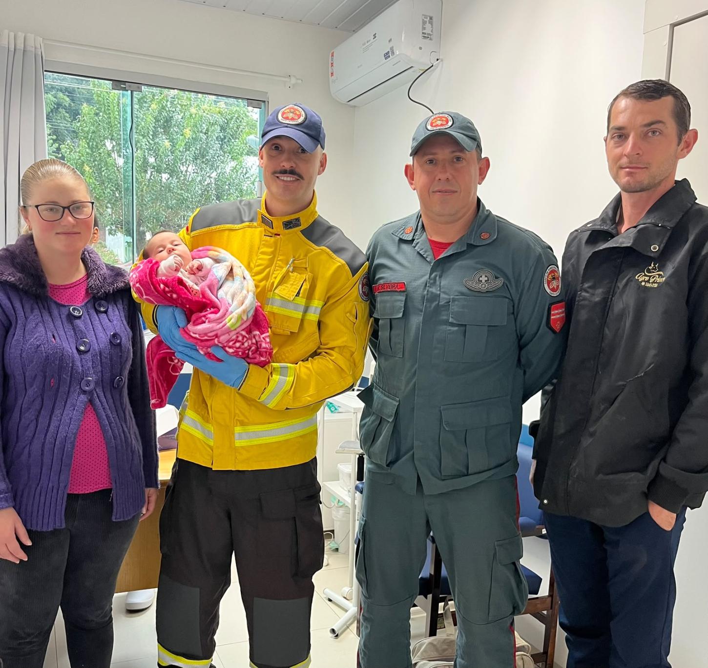 Bombeiros salvam Bebê de 43 dias de vida por engasgamento em Santa Catarina