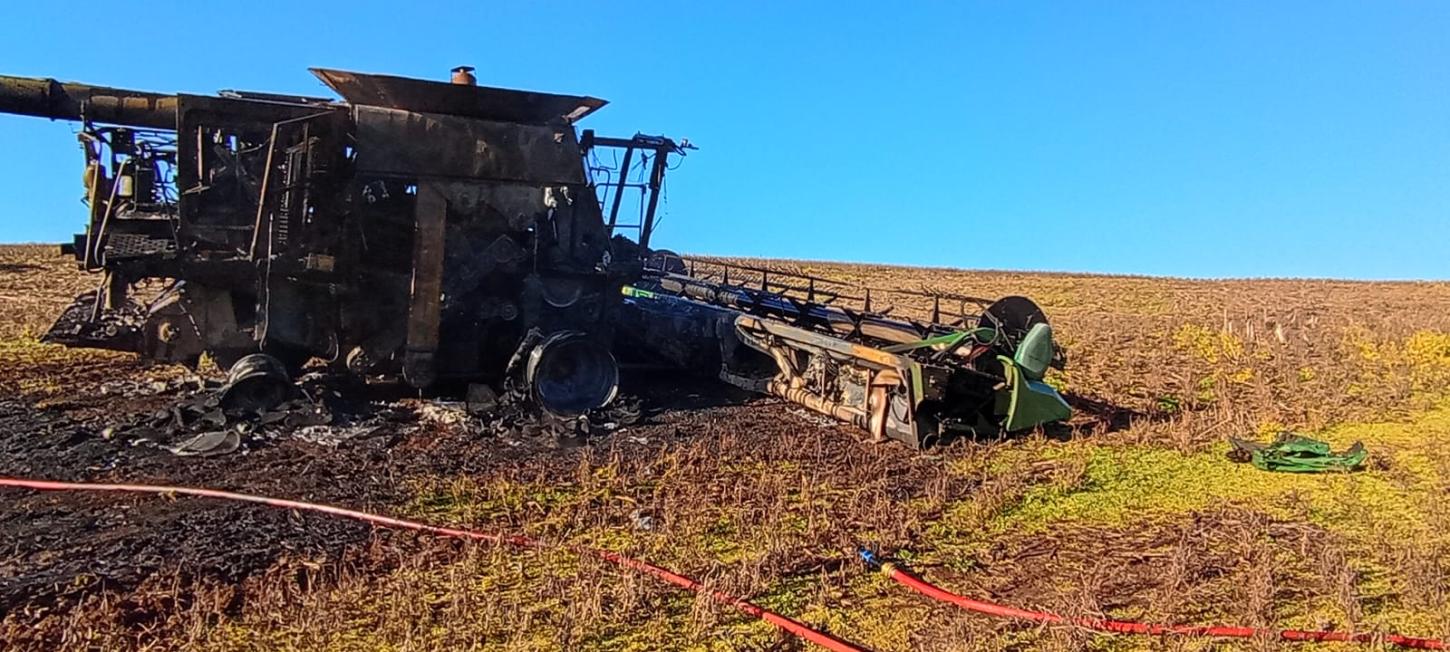 Colheitadeira fica destruída por incêndio no Oeste de Santa Catarina