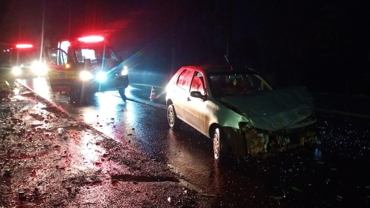 Colisão entre dois veículos de passeio e um caminhão na BR-282