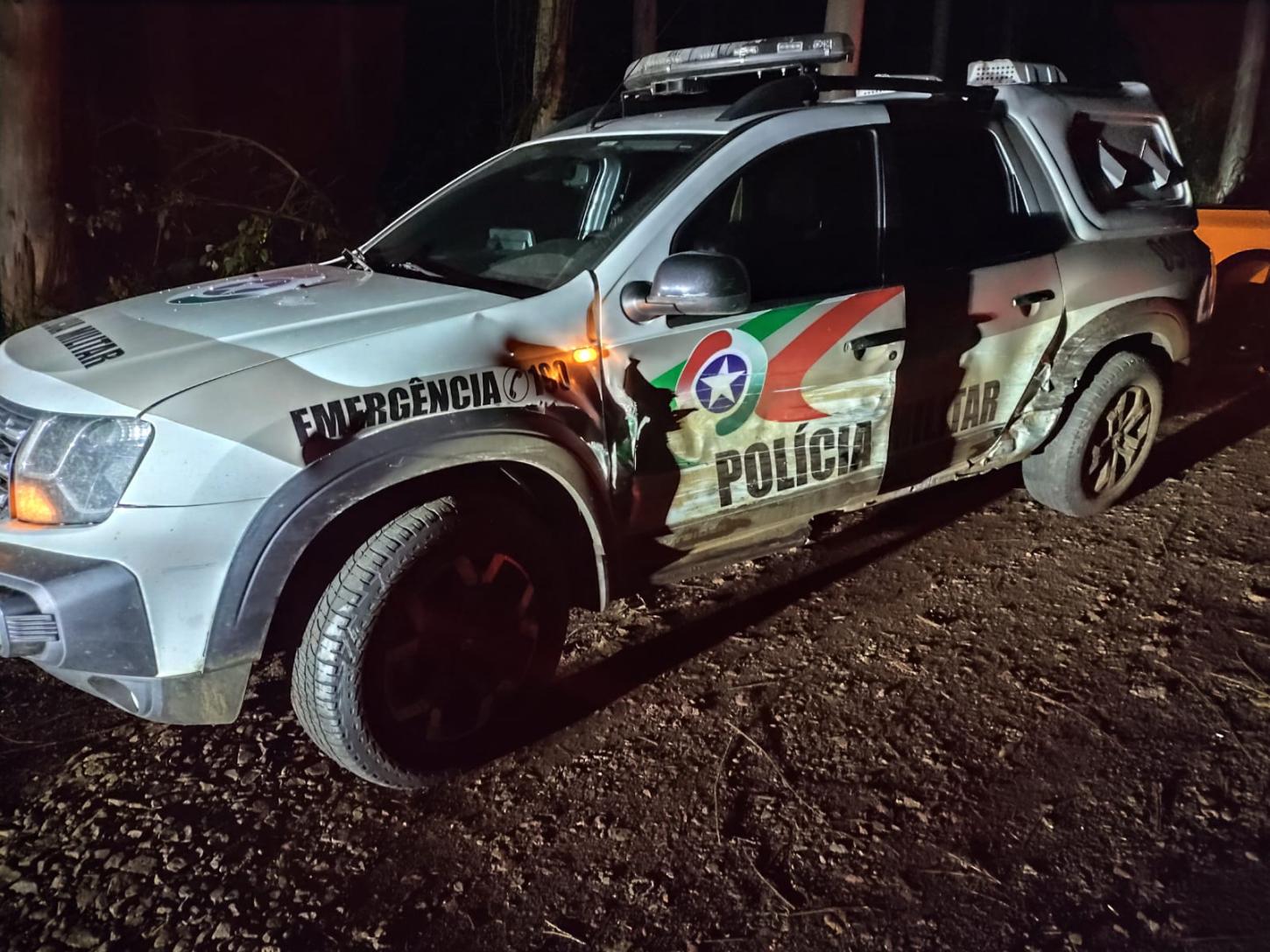 Colisão entre veículo de passeio e Viatura da PM de Quilombo no Acesso Sul em Quilombo