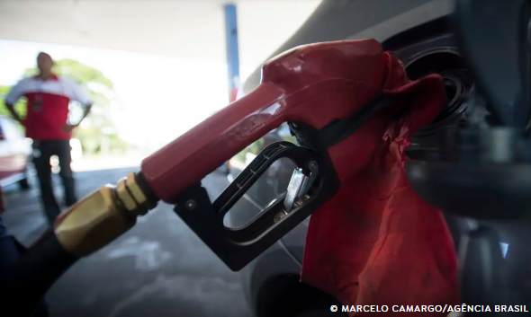 Com nova alta mundial do petróleo, governo mantém desconto na gasolina