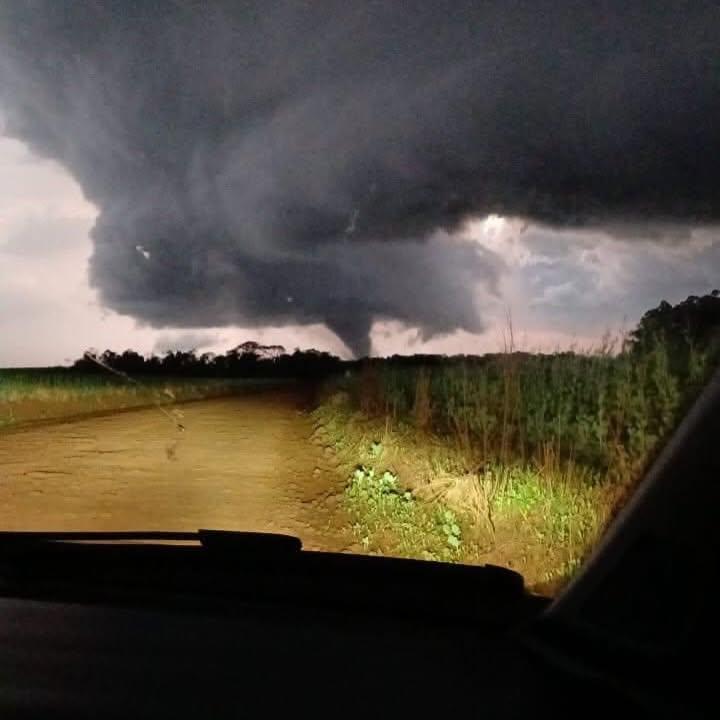 DESESPERO: TORNADO DESTRÓI ÁREA RURAL DE GIRUÁ/RS