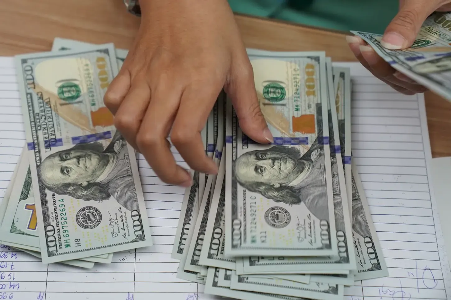 Dólar hoje opera em queda com cenário externo e dados dos EUA no radar