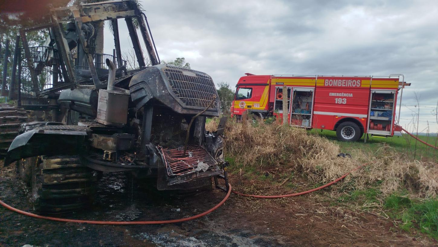 Fogo em máquina agrícola no interior de Abelardo Luz