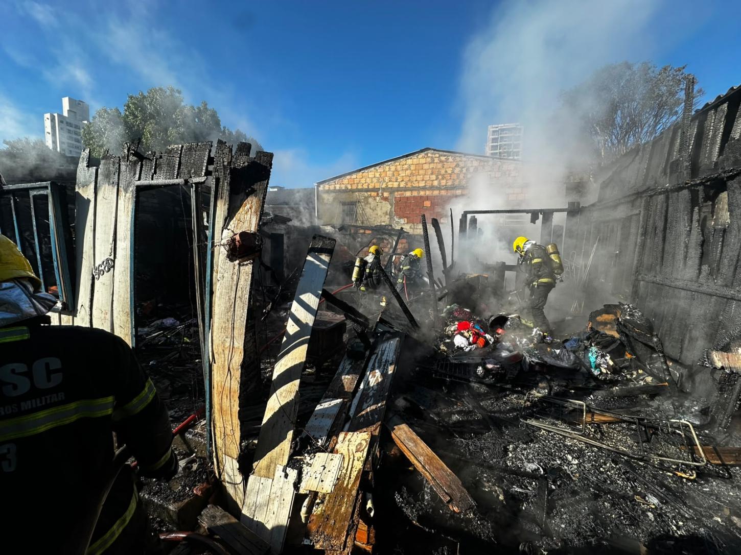 Incêndio em residência unifamiliar deixa 03 famílias sem teto e só com a roupa do corpo em Chapecó