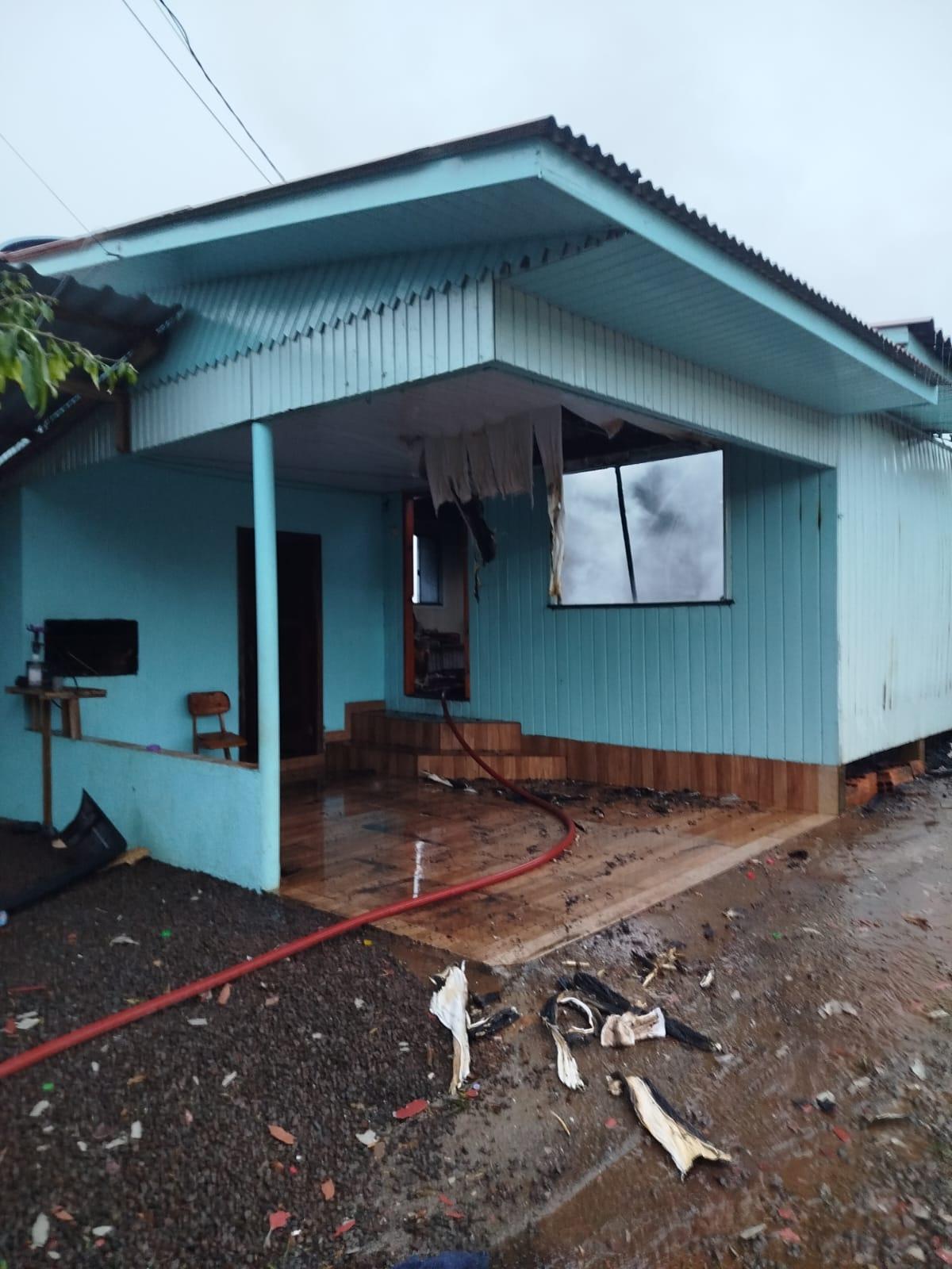 Incêndio em residência unifamiliar no Loteamento Fergutz em São Lourenço do Oeste/SC