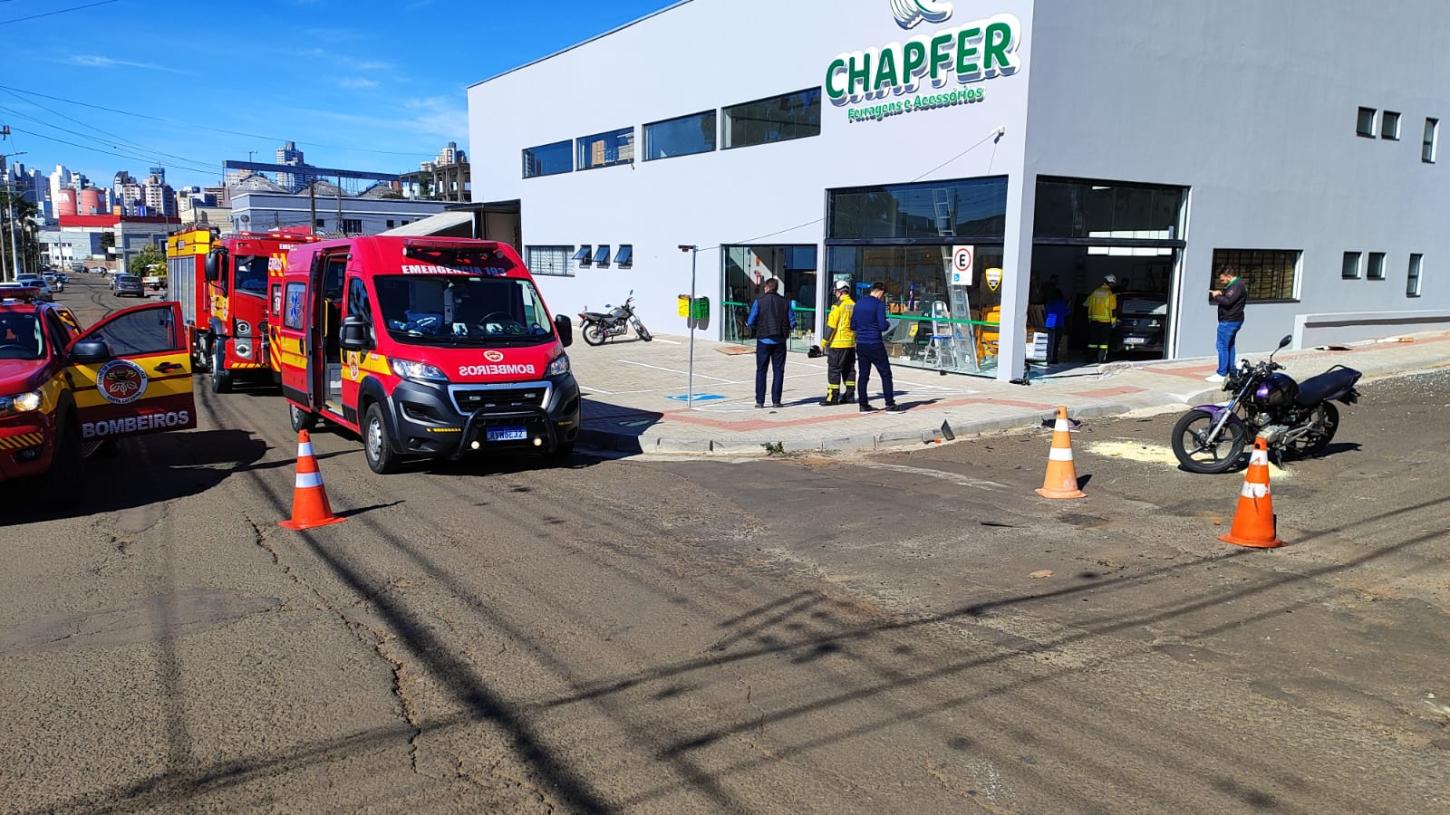 Carro invade estabelecimento comercial em colisão com moto em Chapecó