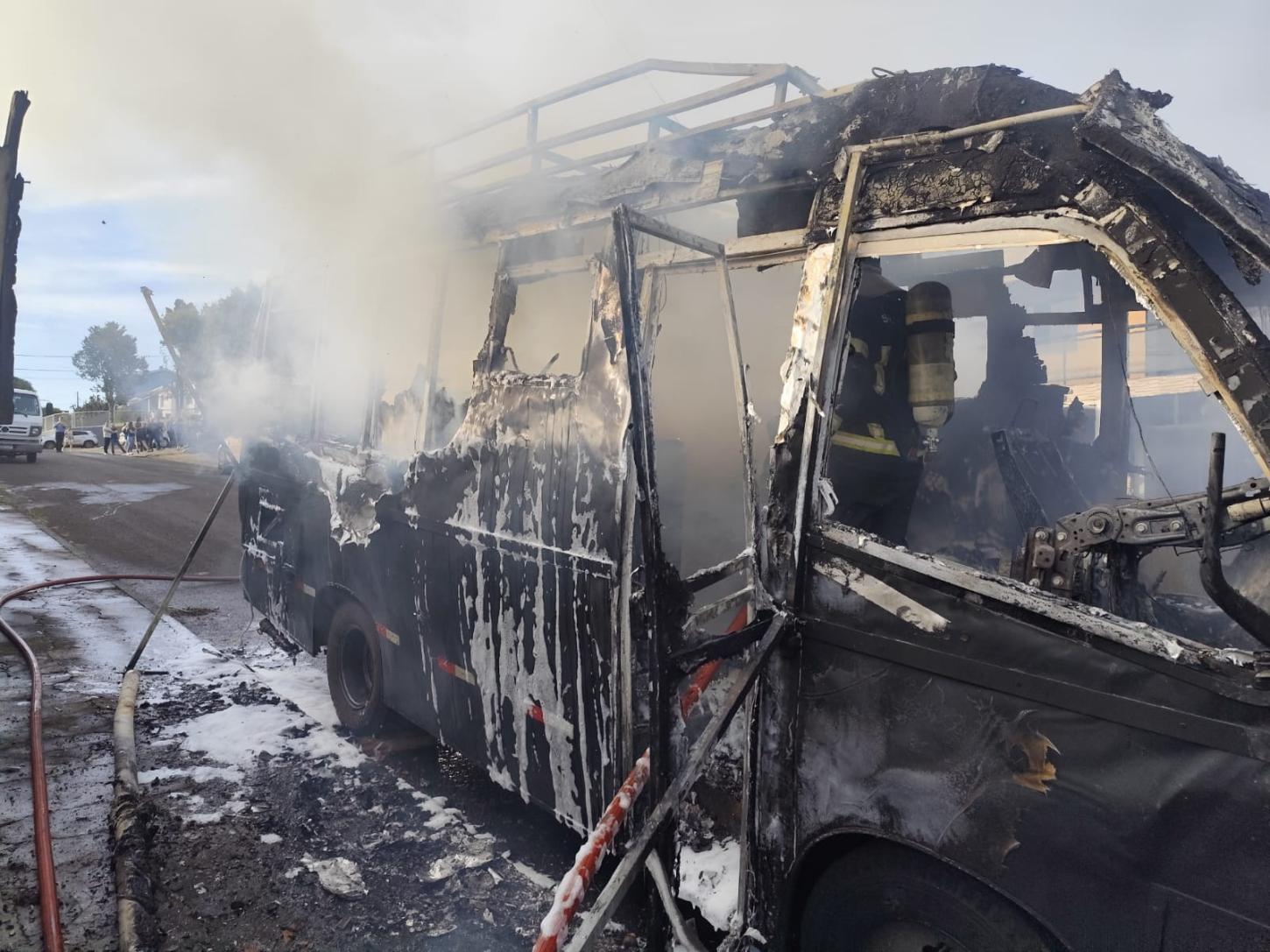 Motorhome fica destruído pelo fogo em Chapecó