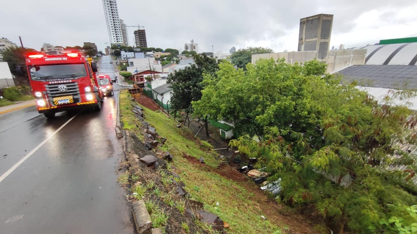 Motorista perde o controle de carro de aplicativo com uma passageiro e cai em barranco de aproximadamente 04 metros em Chapecó