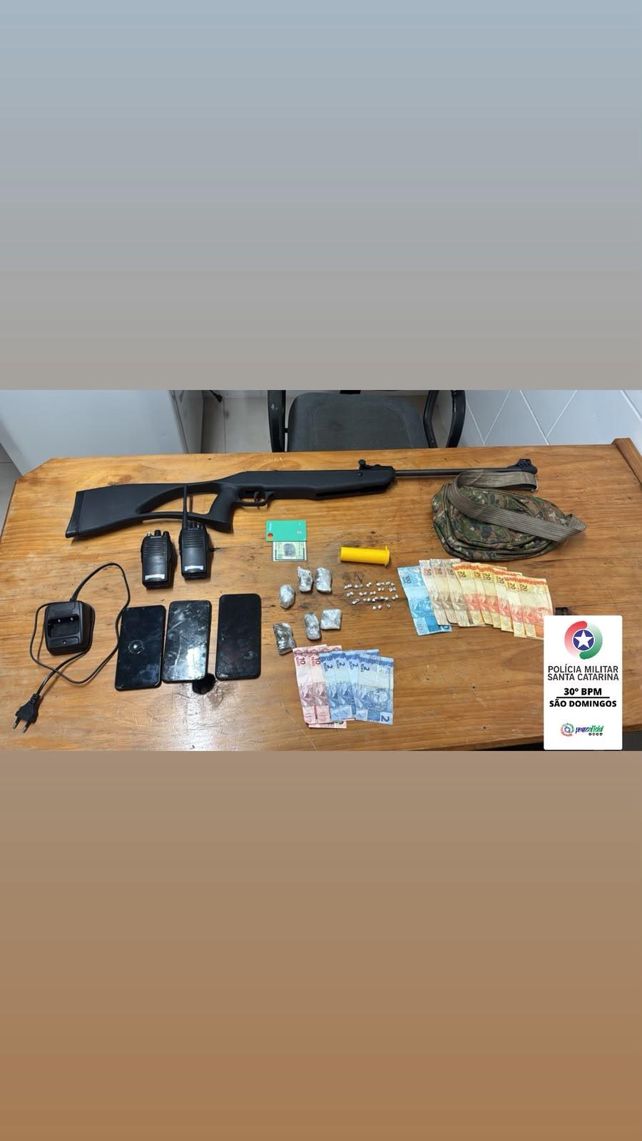 PMSC aprende drogas, dinheiro, e outros itens utilizado no tráfico de drogas em São Domingos