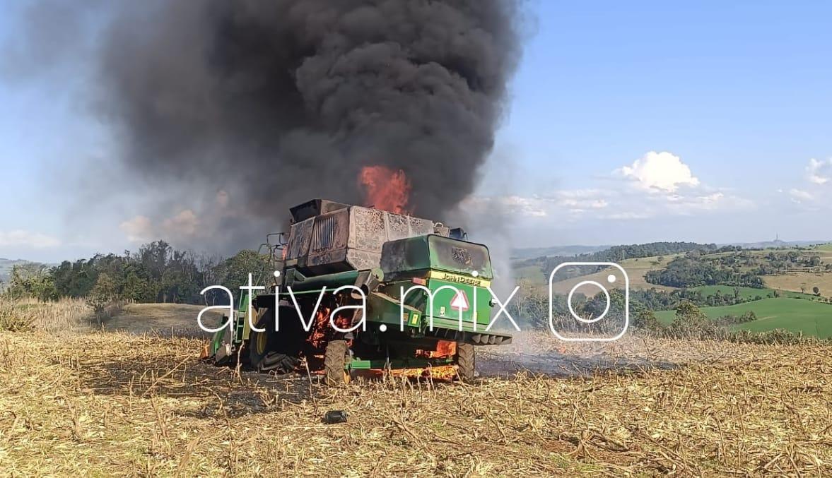 Quilombo: Incêndio em colheitadeira na Linha Zamignan