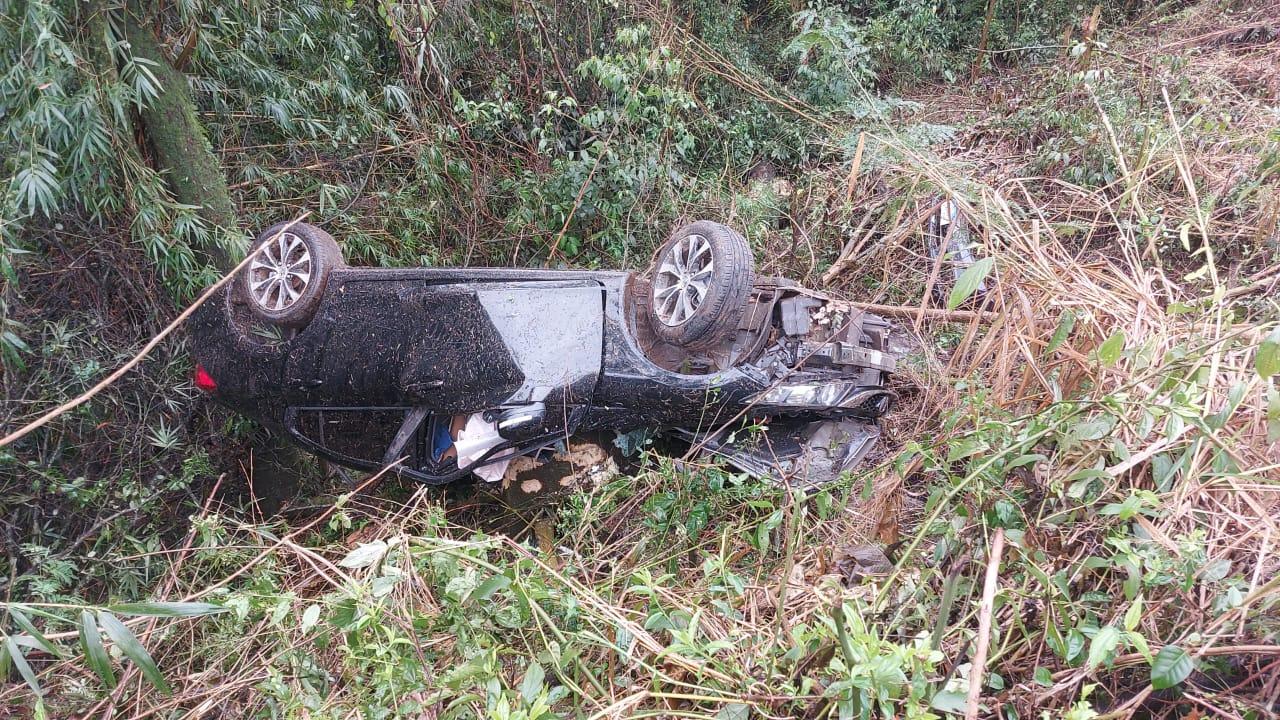 Saída de pista e capotamento na SC-157 em Quilombo