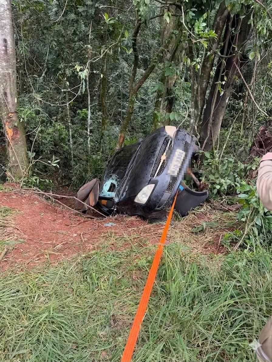 Saída de pista e queda em barranco deixa três vítimas uma em estado grave na SC-283 em Seara