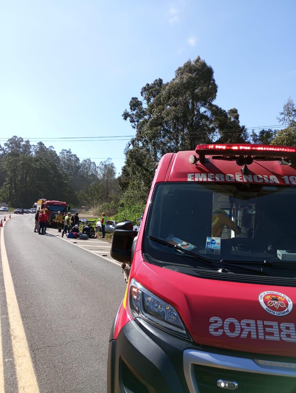 Saída de pista seguida de capotamento em Chapecó