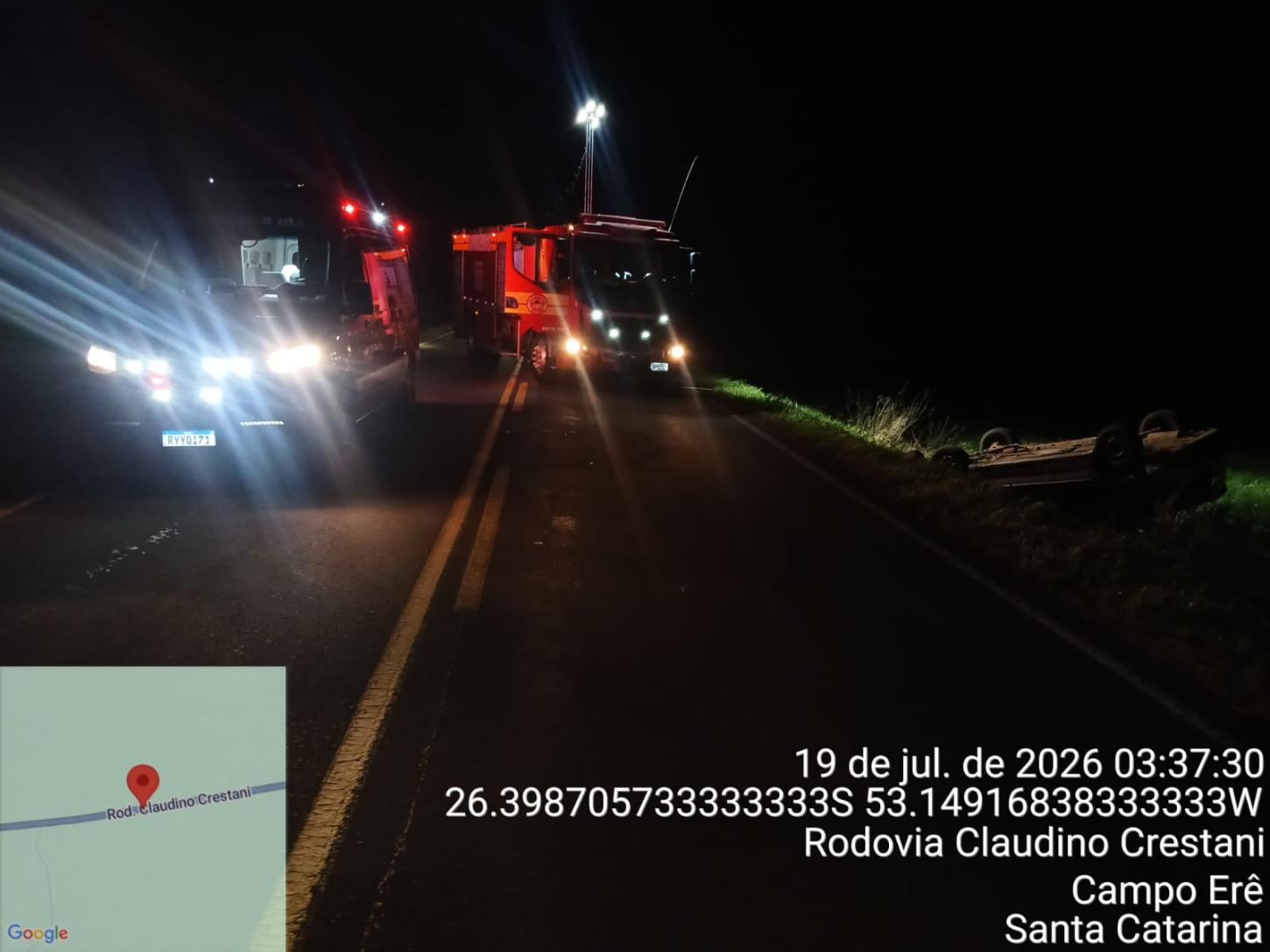 Masculino fica encarcerado após saída de pista seguida de capotamento nesta madrugada em Campo Erê